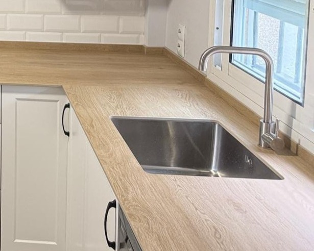 Fregadero bajo encimera empotrado en Silestone blanco con vetas